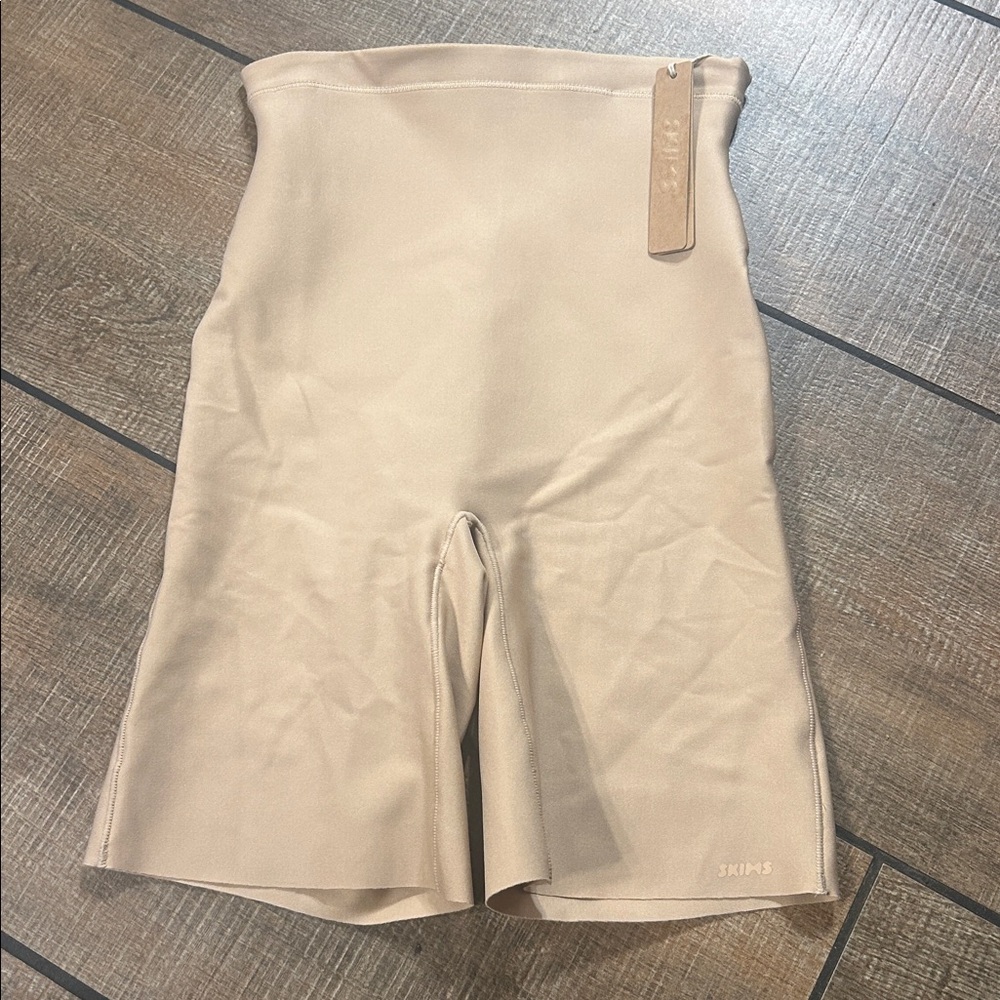 SKIMS Seamless BODY Mid Rise Short BNWT sz XS